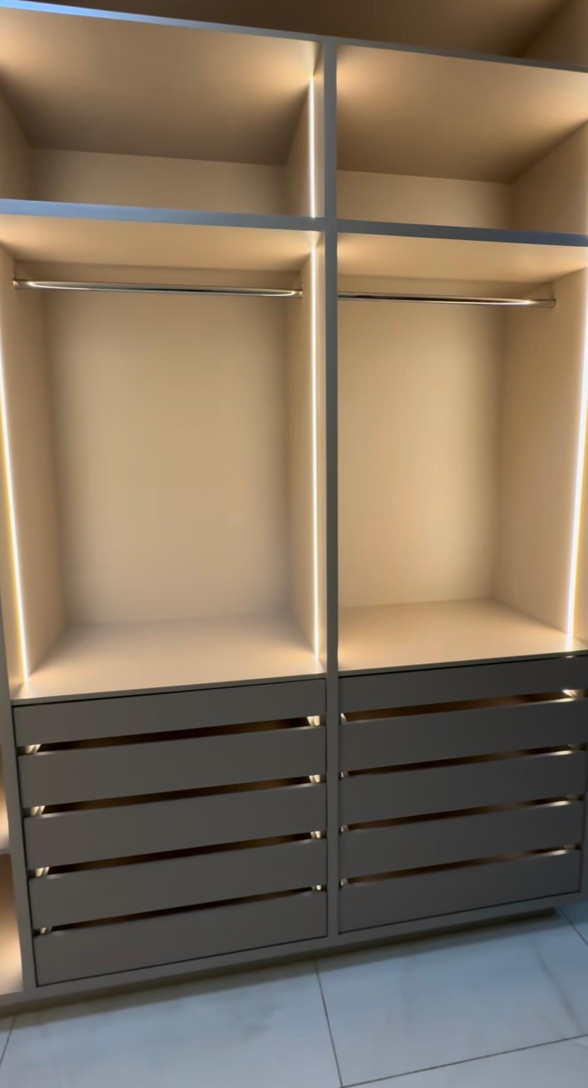 Dressing sur mesure moderne avec éclairage LED intégré