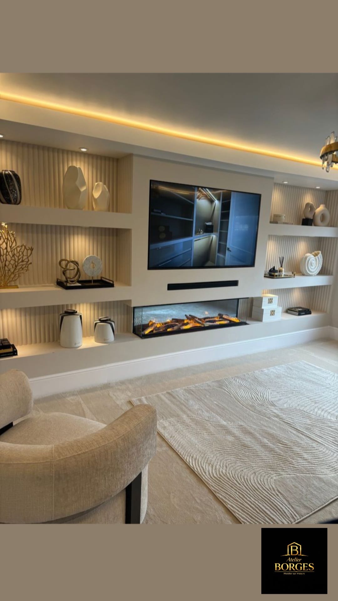 Salon TV moderne sur mesure avec éclairage LED intégré