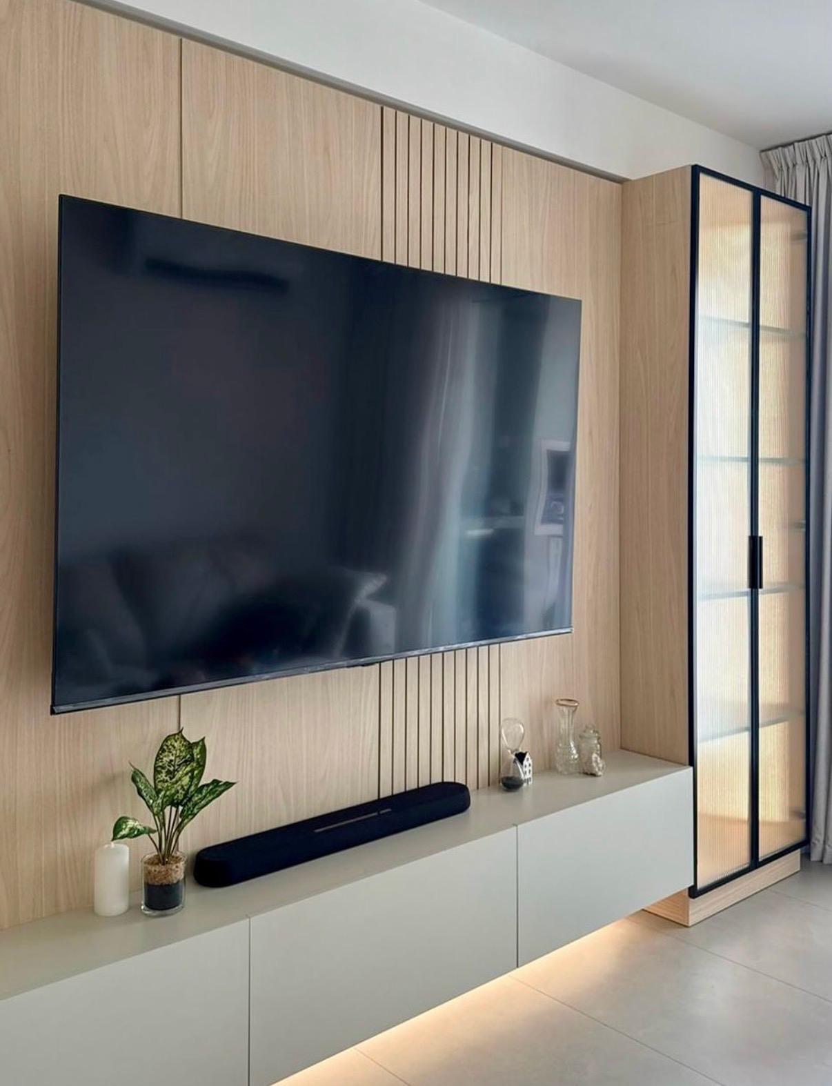 Salon TV moderne sur mesure avec éclairage LED intégré