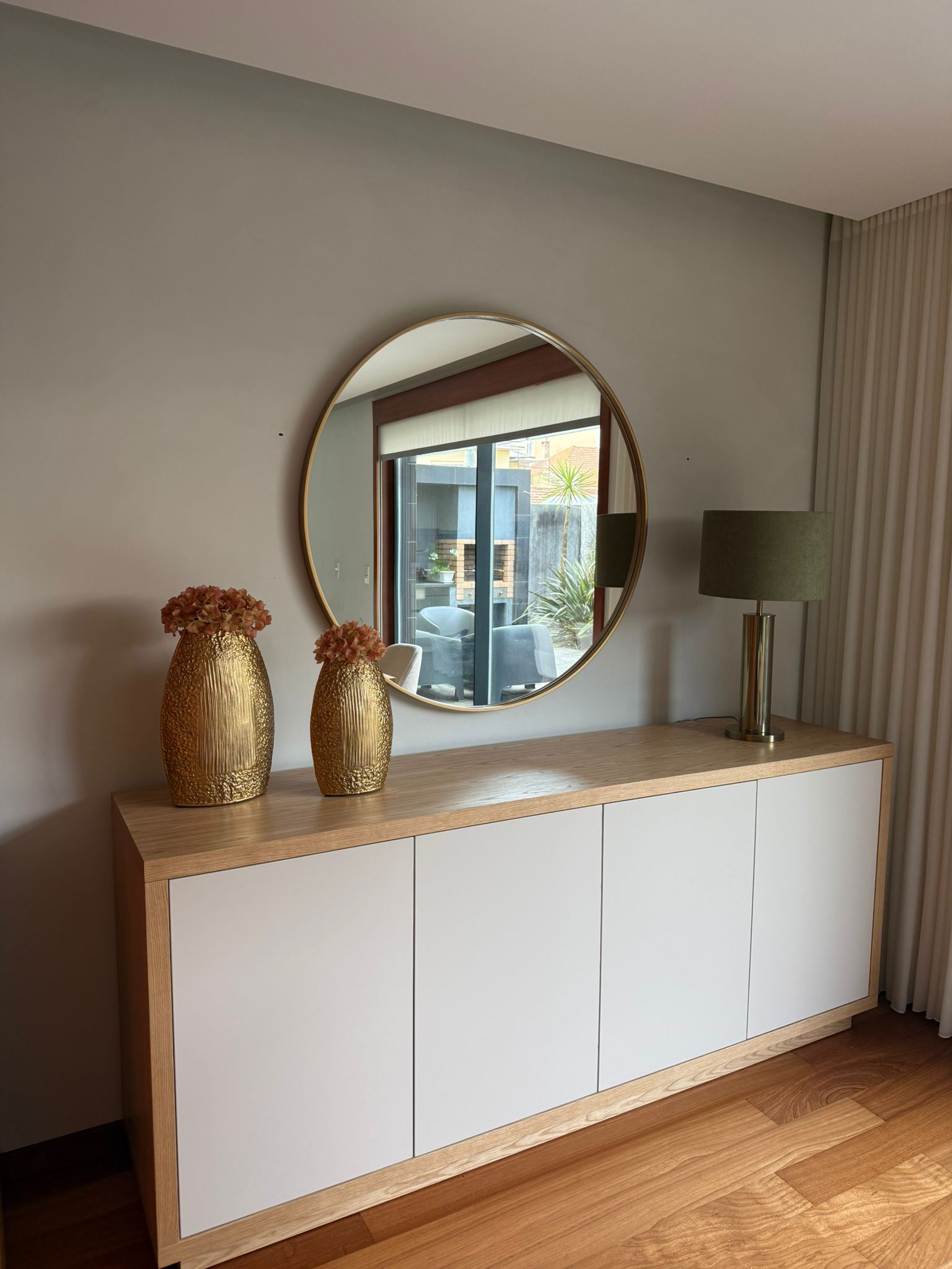 Salon TV moderne sur mesure avec éclairage LED intégré